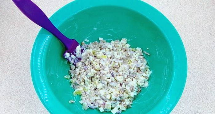 Салат из печени трески с яйцом и соленым огурцом