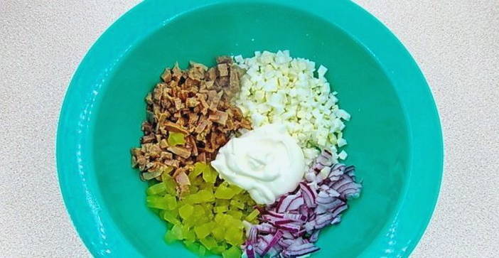 Салат из печени трески с яйцом и соленым огурцом