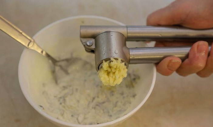 Салат из свиной печени с соленым огурцом
