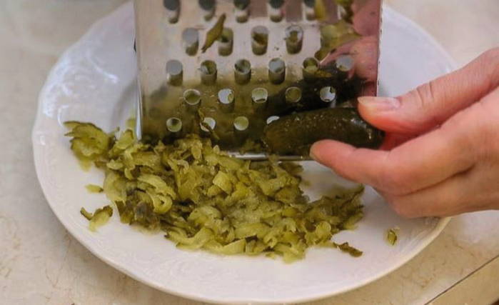 Салат из свиной печени с соленым огурцом