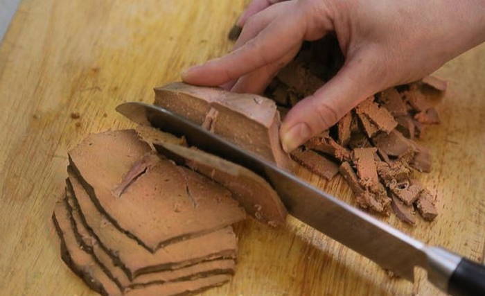 Салат из свиной печени с соленым огурцом