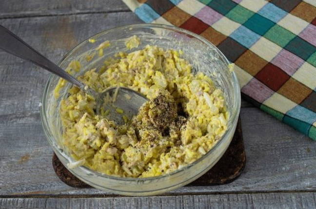 Салат из печени трески с рисом и яйцами