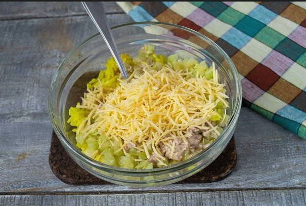 Салат из печени трески с рисом и яйцами