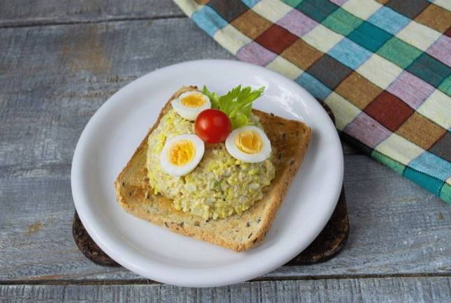 Салат из печени трески с рисом и яйцами