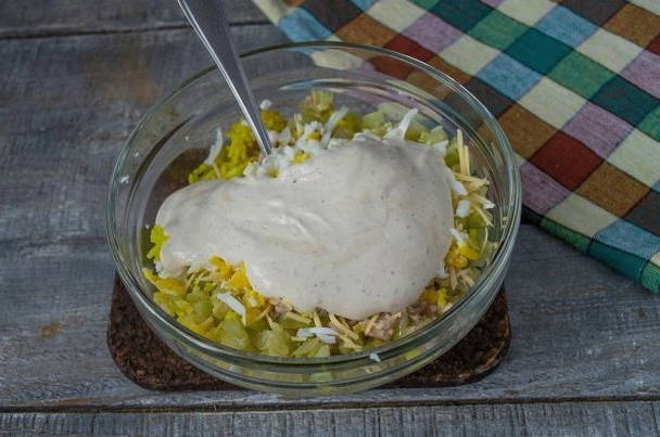 Салат из печени трески с рисом и яйцами