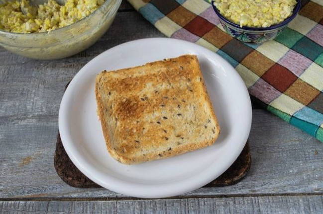 Салат из печени трески с рисом и яйцами