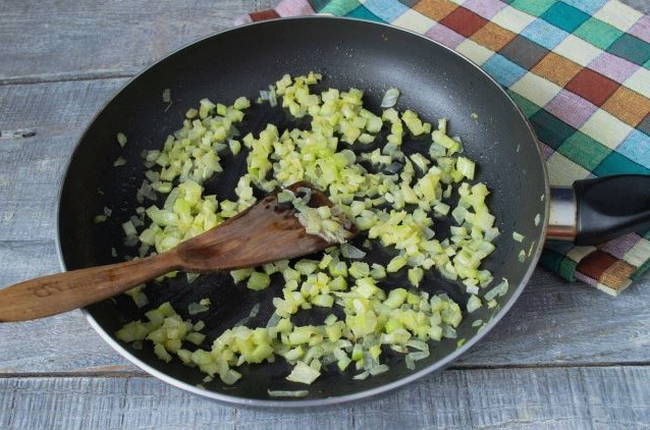 Салат из печени трески с рисом и яйцами