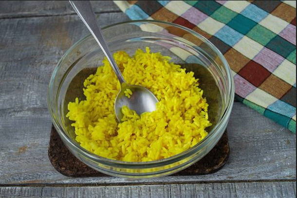 Салат из печени трески с рисом и яйцами