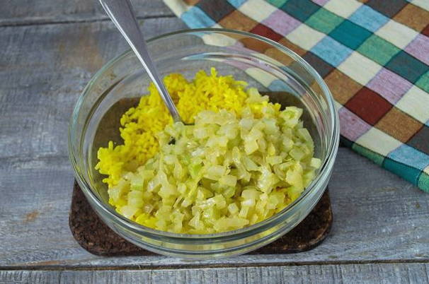 Салат из печени трески с рисом и яйцами