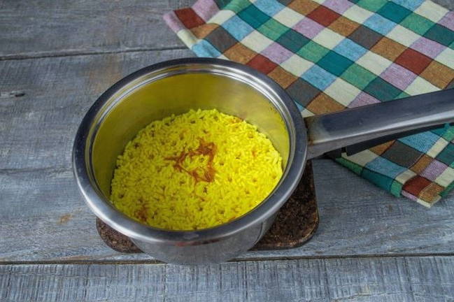 Салат из печени трески с рисом и яйцами