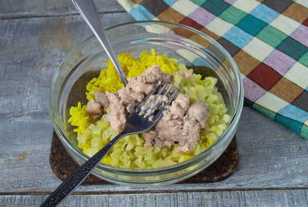 Салат из печени трески с рисом и яйцами