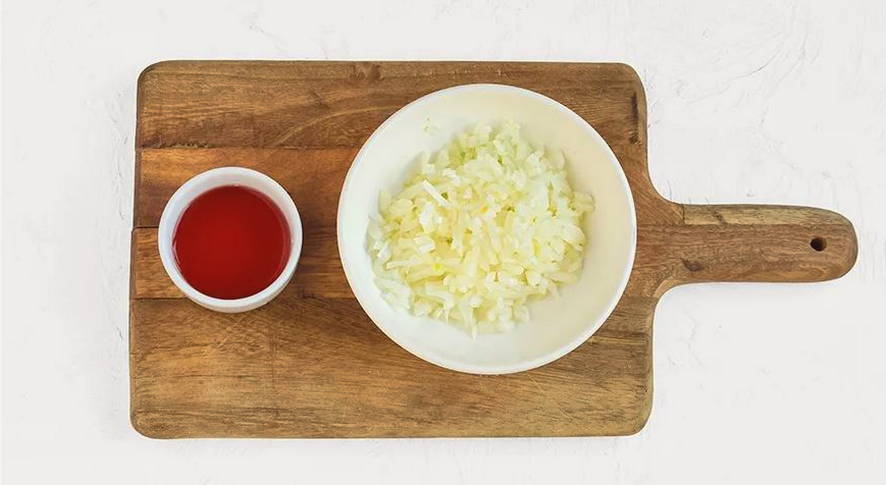 Салат из печени трески с яйцом и репчатым луком