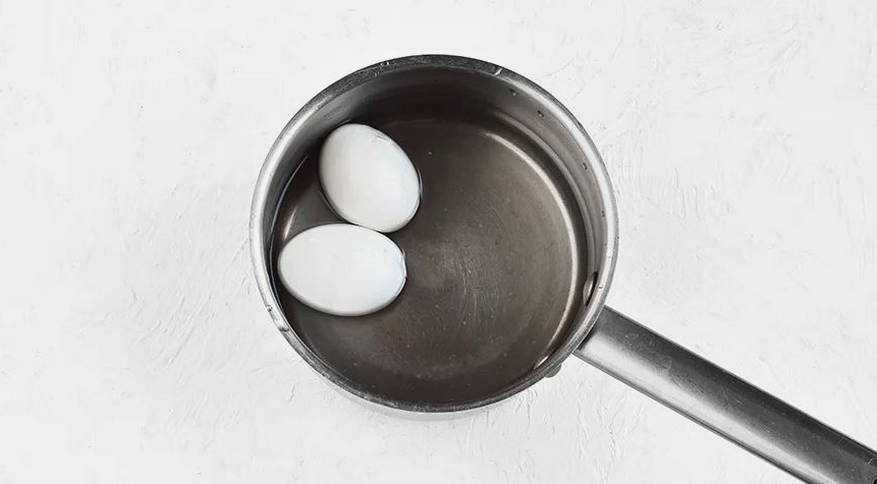 Салат из печени трески с яйцом и репчатым луком