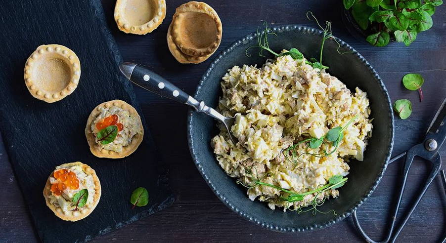 Салат из печени трески с яйцом и репчатым луком