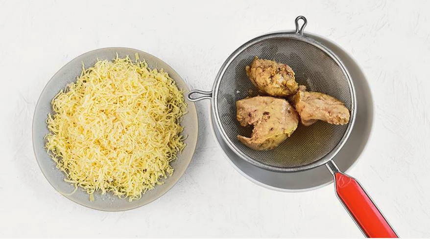 Салат из печени трески с яйцом и репчатым луком