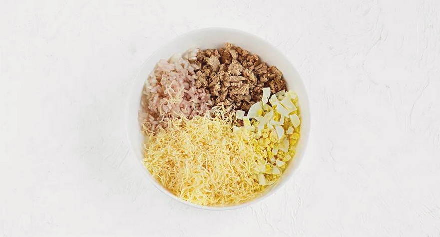 Салат из печени трески с яйцом и репчатым луком