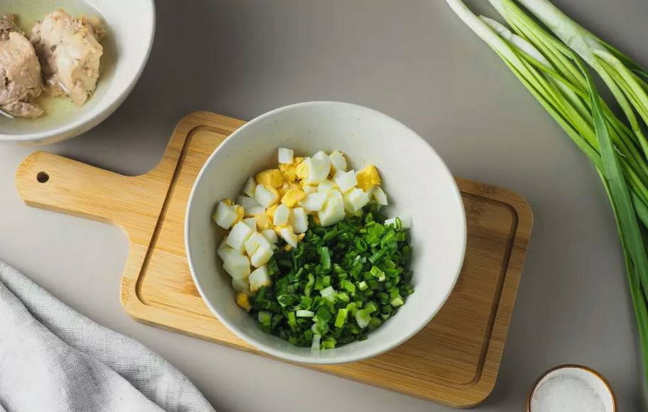 Салат из печени трески с яйцом и зеленым луком