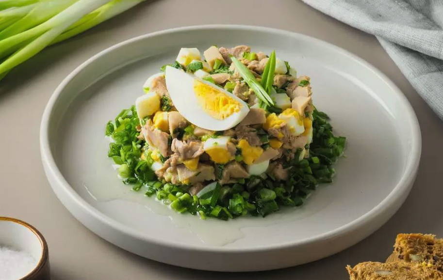 Салат из печени трески с яйцом и зеленым луком