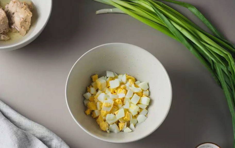 Салат из печени трески с яйцом и зеленым луком