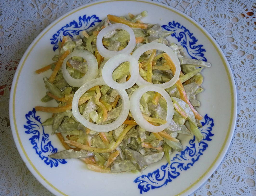 Салат из куриной печени с корейской морковью и маринованным огурцом
