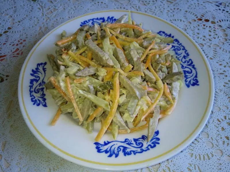 Салат из куриной печени с корейской морковью и маринованным огурцом