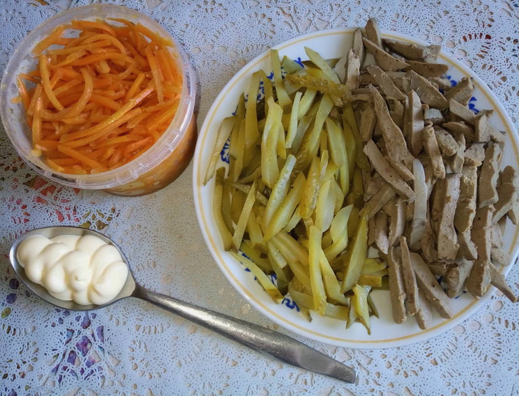 Салат из куриной печени с корейской морковью и маринованным огурцом