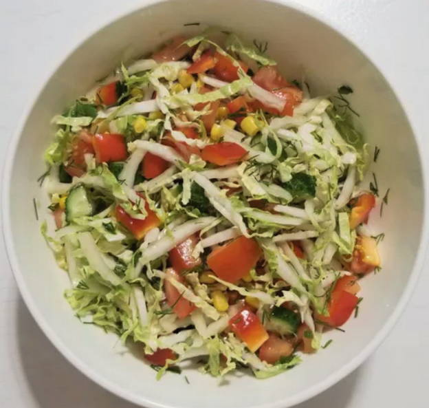 Салат из пекинской капусты с огурцом, помидорами и кукурузой