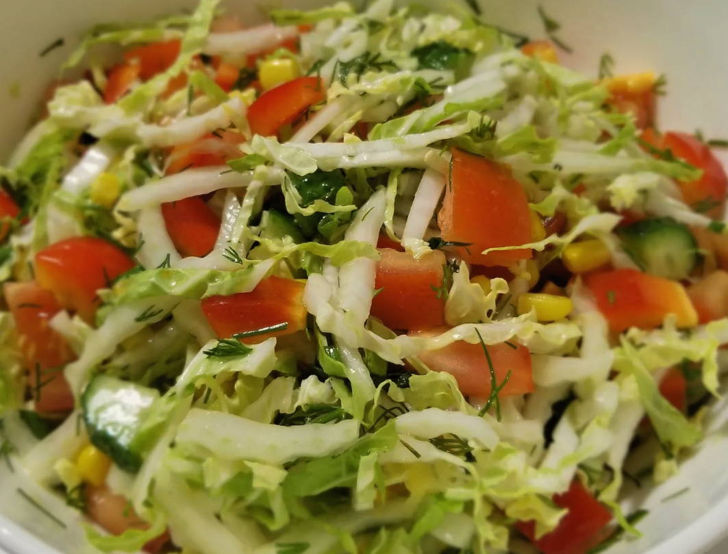 Салат из пекинской капусты с огурцом, помидорами и кукурузой