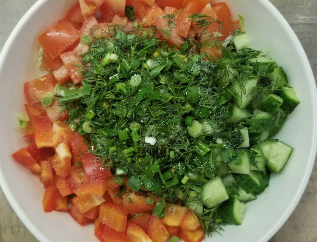 Салат из пекинской капусты с огурцом, помидорами и кукурузой