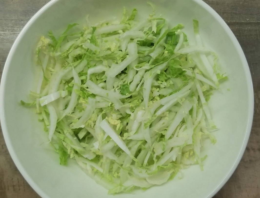 Салат из пекинской капусты с огурцом, помидорами и кукурузой