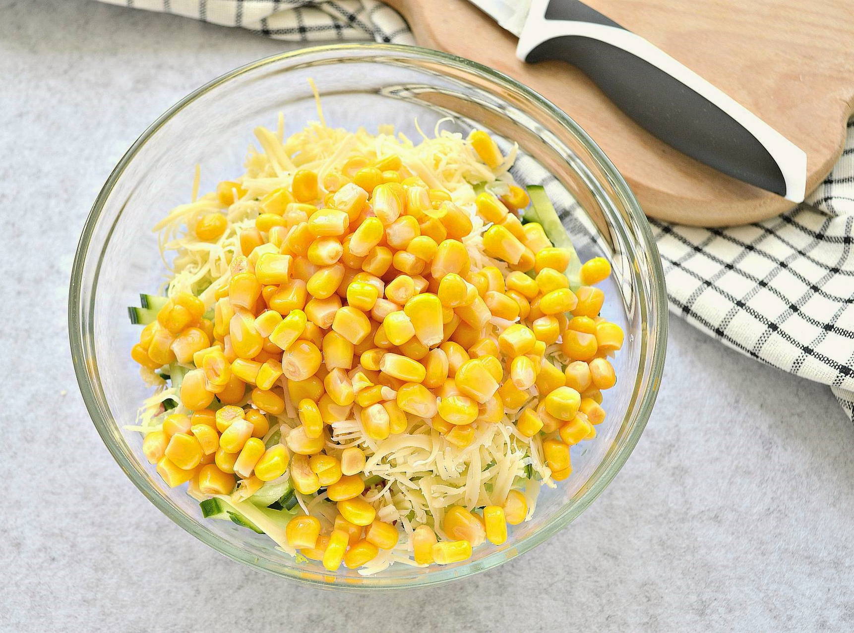 Салат из пекинской капусты с огурцом, кукурузой и колбасой