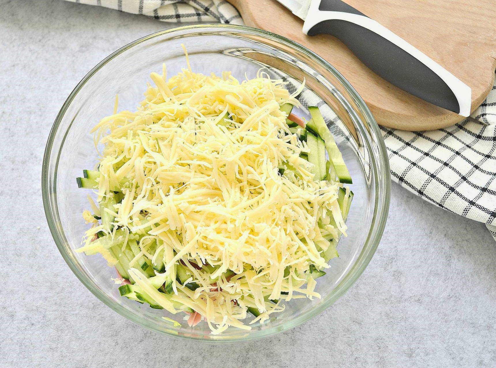 Салат из пекинской капусты с огурцом, кукурузой и колбасой