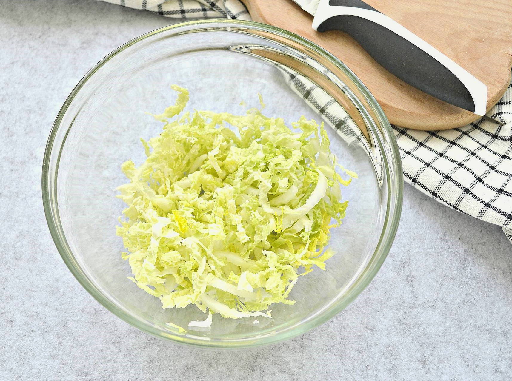 Салат из пекинской капусты с огурцом, кукурузой и колбасой