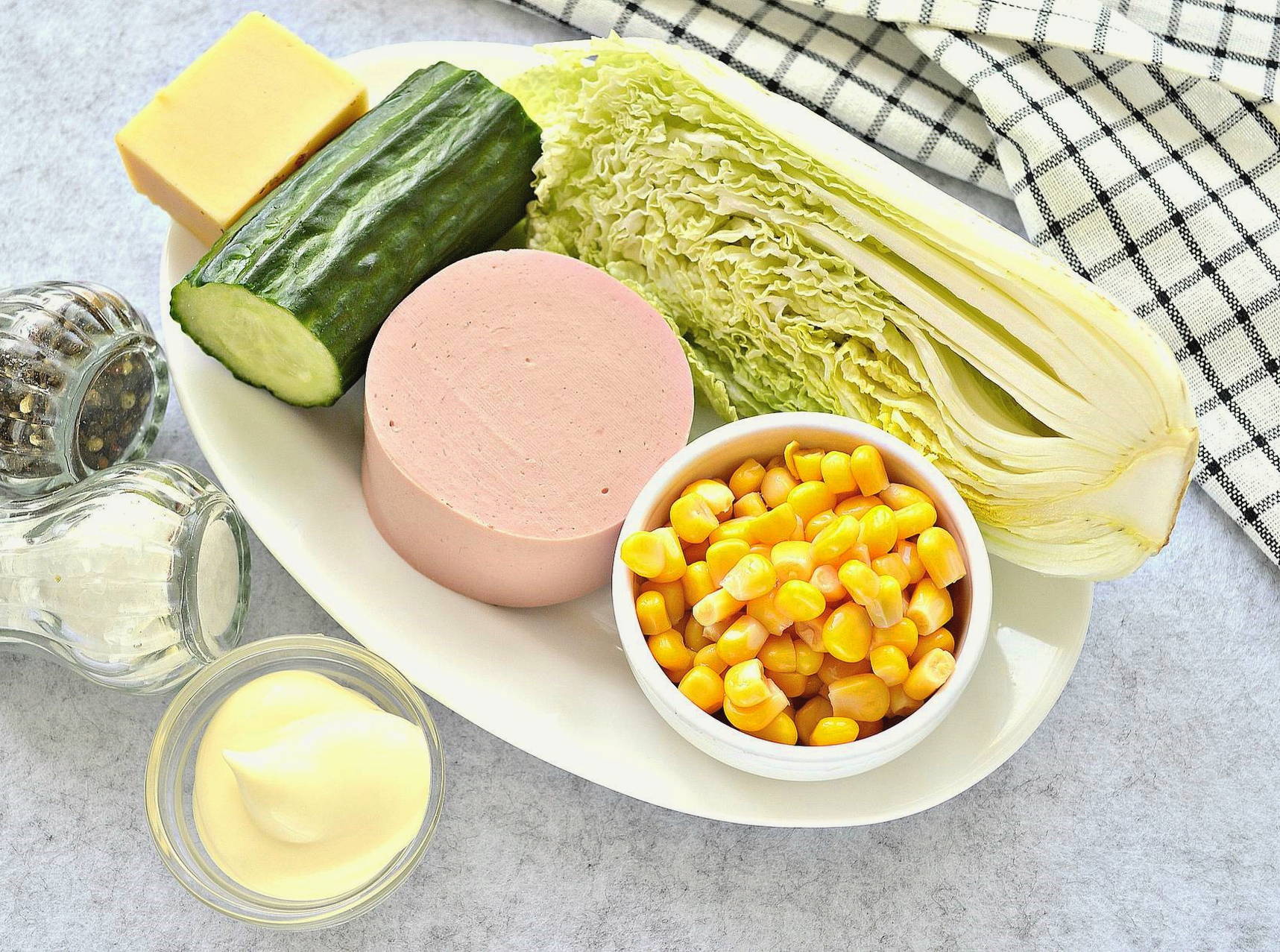Салат из пекинской капусты с огурцом, кукурузой и колбасой