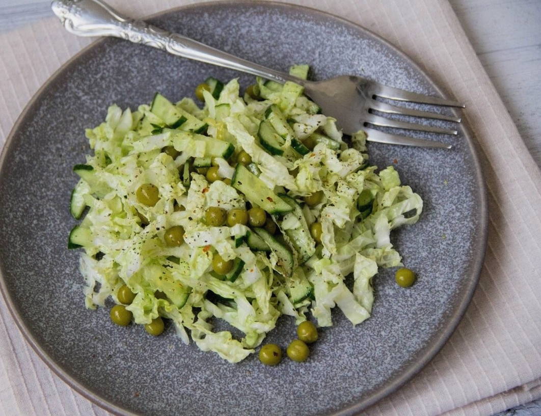 Салат из пекинской капусты с огурцом и зеленым горошком
