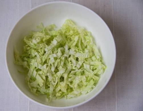 Салат из пекинской капусты с огурцом и зеленым горошком