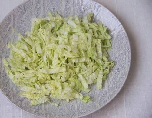 Салат из пекинской капусты с огурцом и зеленым горошком