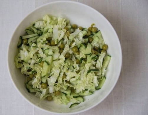 Салат из пекинской капусты с огурцом и зеленым горошком