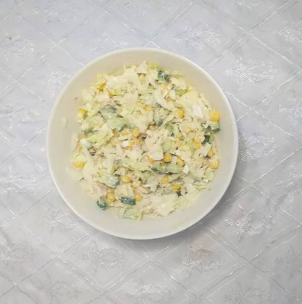 Салат из пекинской капусты с курицей, кукурузой и яйцом