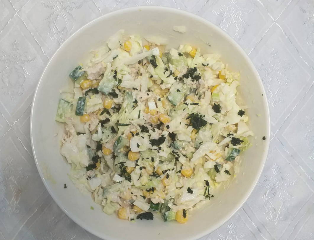 Салат из пекинской капусты с курицей, кукурузой и яйцом