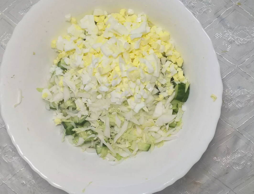 Салат из пекинской капусты с курицей, кукурузой и яйцом