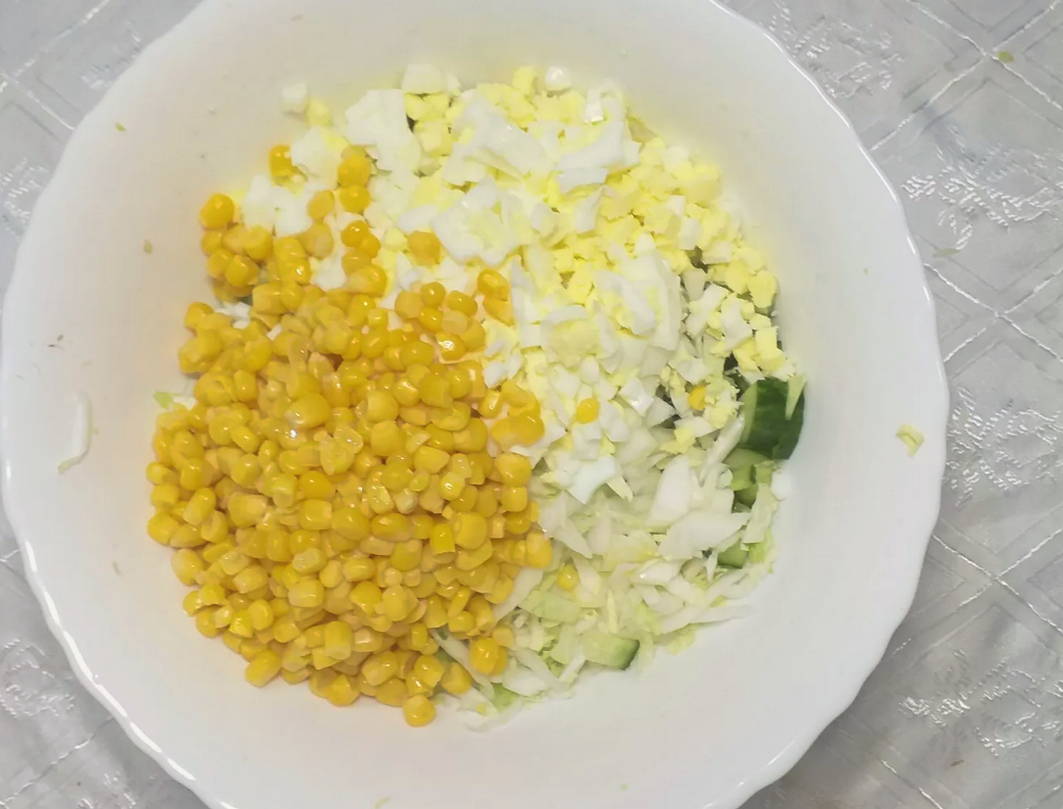 Салат из пекинской капусты с курицей, кукурузой и яйцом