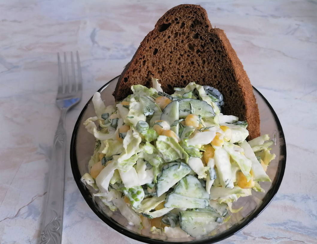 Салат из пекинской капусты с кукурузой и яйцом