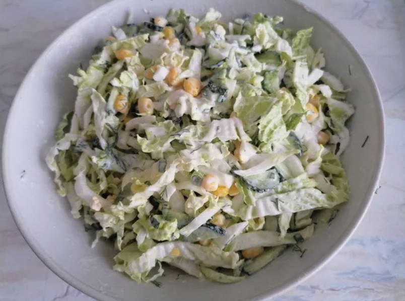Салат из пекинской капусты с кукурузой и яйцом