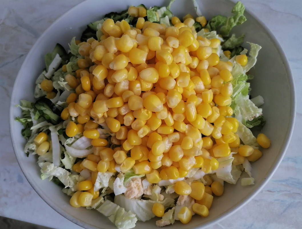 Салат из пекинской капусты с кукурузой и яйцом