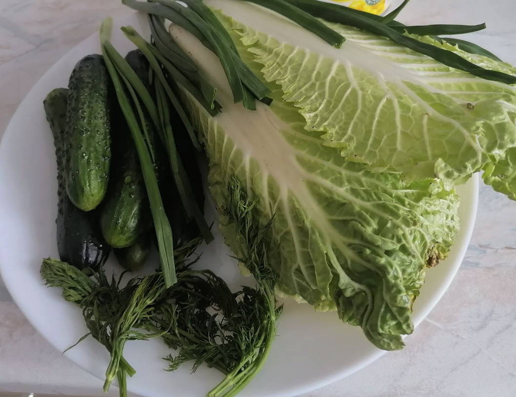 Салат из пекинской капусты с кукурузой и яйцом