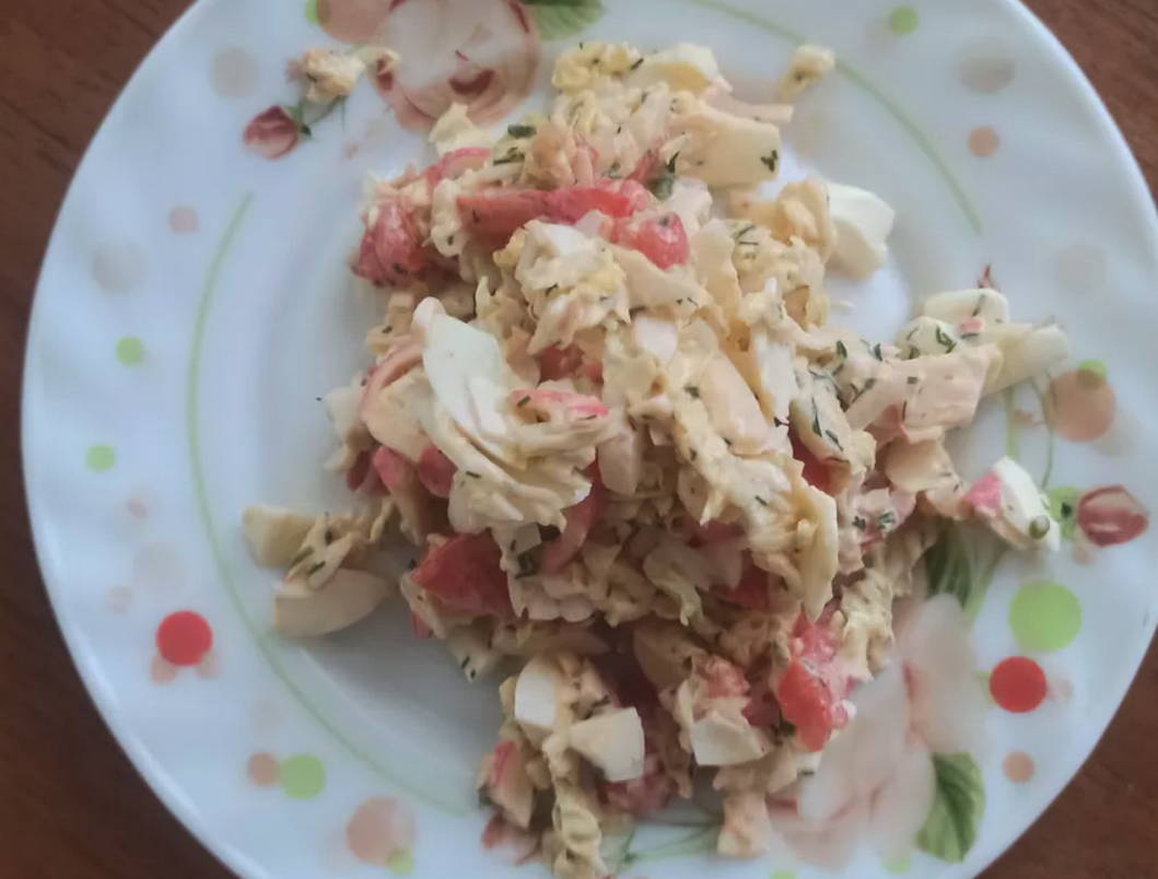 Салат из пекинской капусты с крабовыми палочками и яйцом