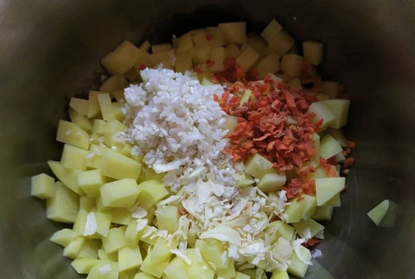 Рыбный суп из форели с картошкой и рисом