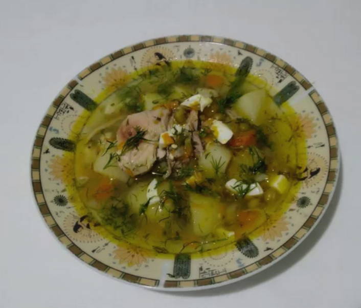 Суп с зеленым консервированным горошком, курицей и яйцом