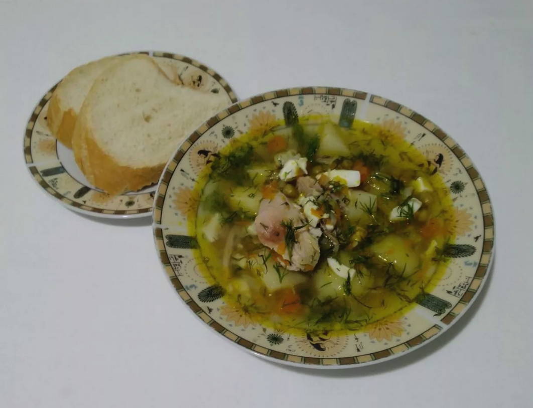 Суп с зеленым консервированным горошком, курицей и яйцом